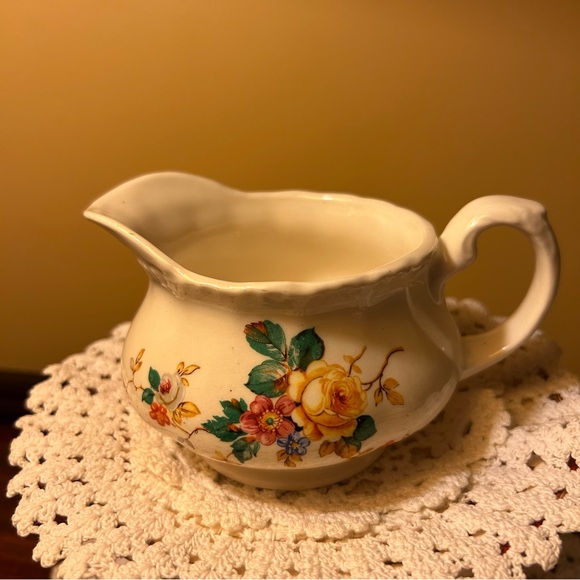 Grindley England "Cream Petal" Creamer and Sugar Bowl Set with gravy boat - Picture 2 of 7